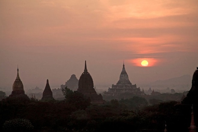 Bangan trải rộng một vùng có diện tích hơn 41 km2. Phần lớn là những tòa tháp được xây từ khoảng thế kỷ thứ 11 đến thế kỷ thứ 13. Nơi đây từng là thủ đô của triều đại đầu tiên ở Myanmar. Cảnh tượng mặt trời lên và chiếu ánh bình minh trên đỉnh hàng nghìn ngôi đền cổ luôn có một vẻ đẹp cuốn hút khó cưỡng.